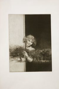 Mujer asomada