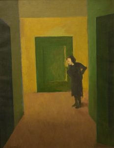 Mujer en un pasillo